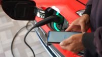 Praktisnya Charging Mobil di Rumah, Begini Kata Pelanggan PLN