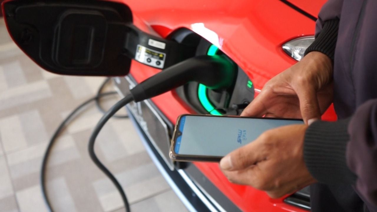 Praktisnya Charging Mobil di Rumah, Begini Kata Pelanggan PLN