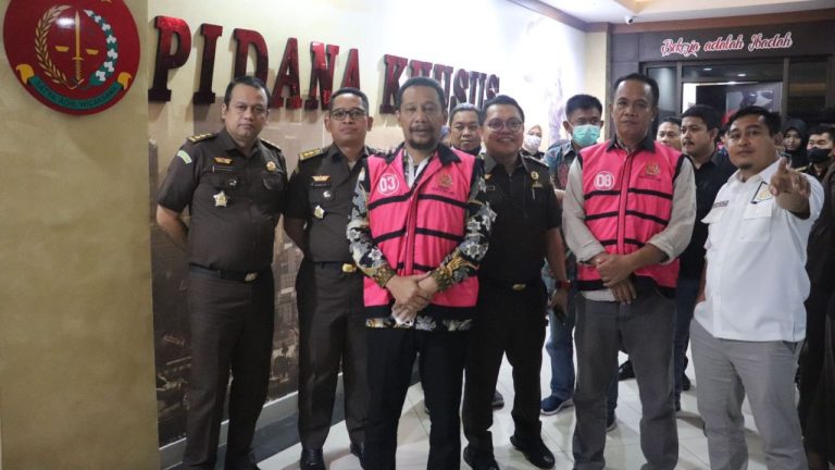 Diduga Korupsi Dana Operasional Satpol PP, 2 Mantan Kasatpol Ditetapkan sebagai Tersangka 8 Diduga Korupsi Dana Operasional Satpol PP, 2 Mantan Kasatpol Ditetapkan sebagai Tersangka