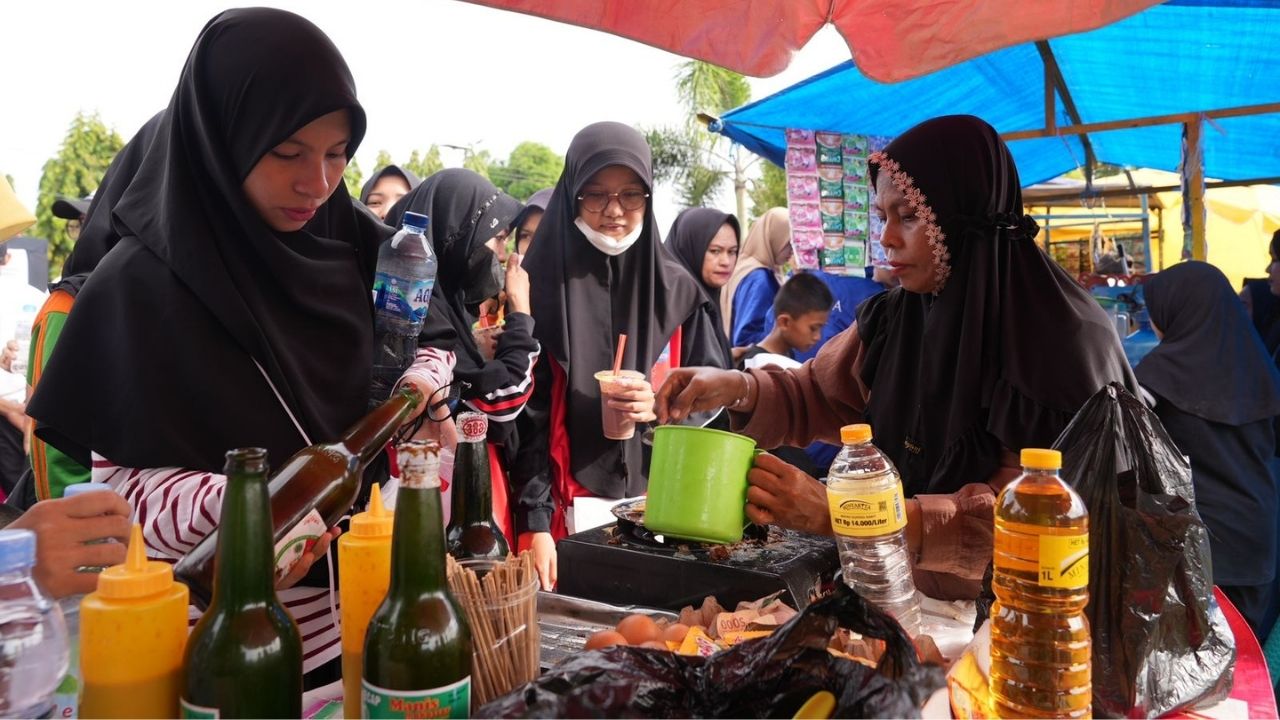 Anti Mager Inisiasi Gubernur Andi Sudirman Bawa Untung Bagi Pedagang 2 Anti Mager Inisiasi Gubernur Andi Sudirman Bawa Untung Bagi Pedagang