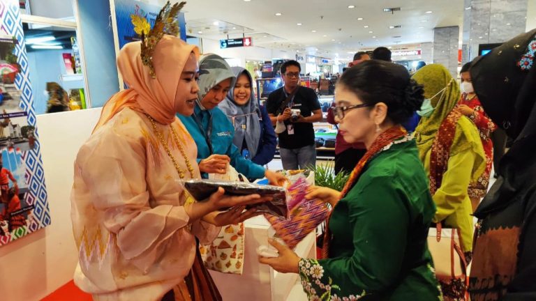 Istri Wagub Yogyakarta Sambangi Stand Dispar Kota Makassar di PDN Expo 2022