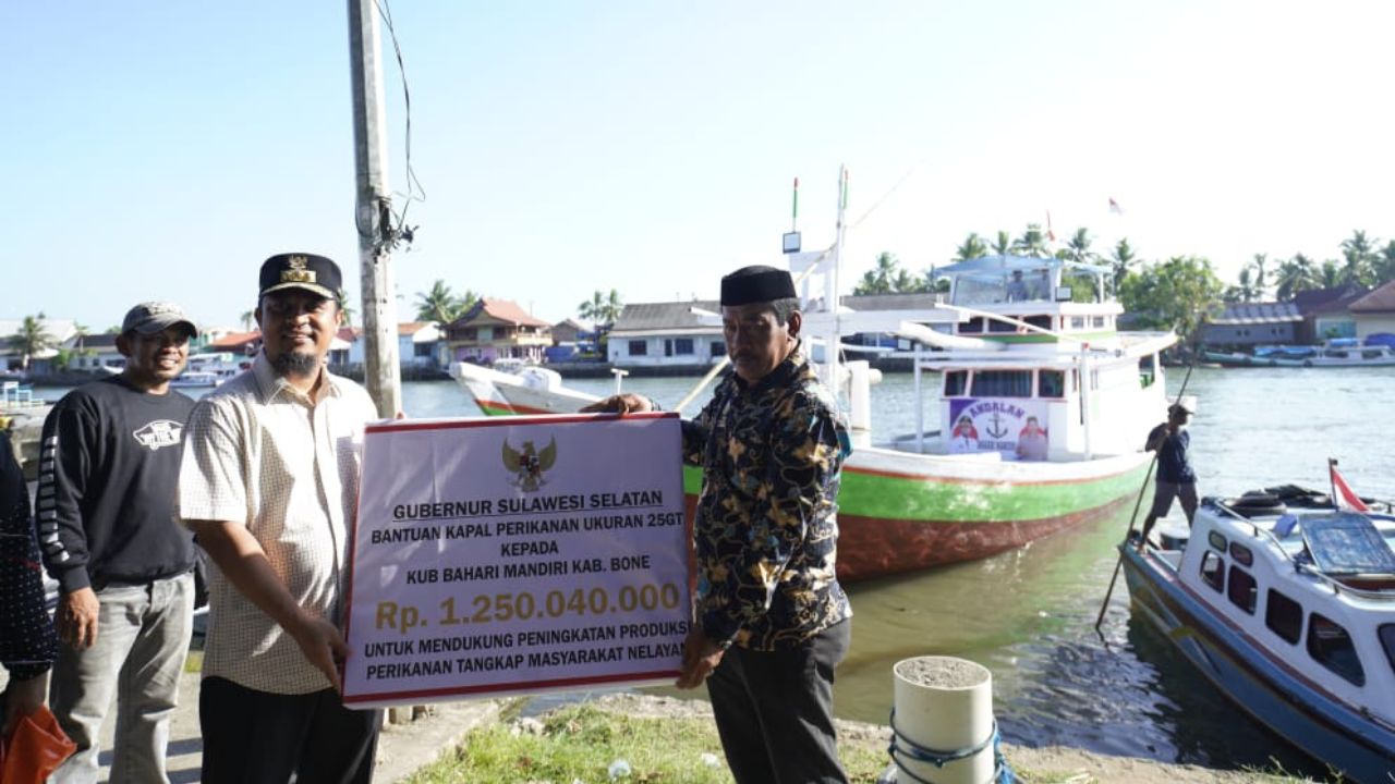 Sebelum Nyebrang ke Pulau Sembilan, Gubernur Andi Sudirman Serahkan Bantuan Kapal Perikanan
