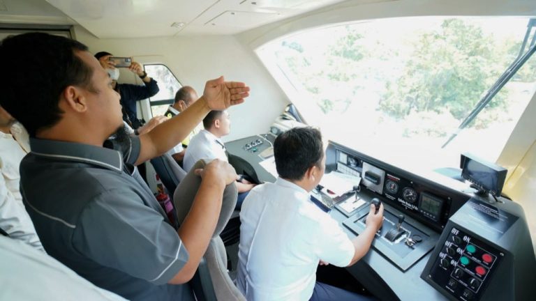 Gubernur Andi Sudirman Ikuti Pengoperasian Terbatas KA Perintis Andalan Celebes Lintas Garongkong - Mangilu 3 Gubernur Andi Sudirman Ikuti Pengoperasian Terbatas KA Perintis Andalan Celebes Lintas Garongkong - Mangilu