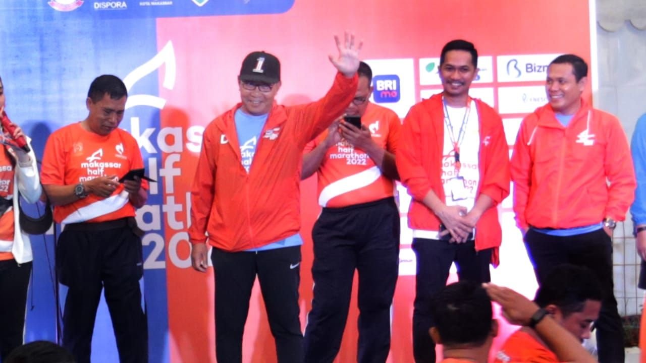 Danny Pomanto Lepas Ribuan Peserta Makassar Half Marathon 2022