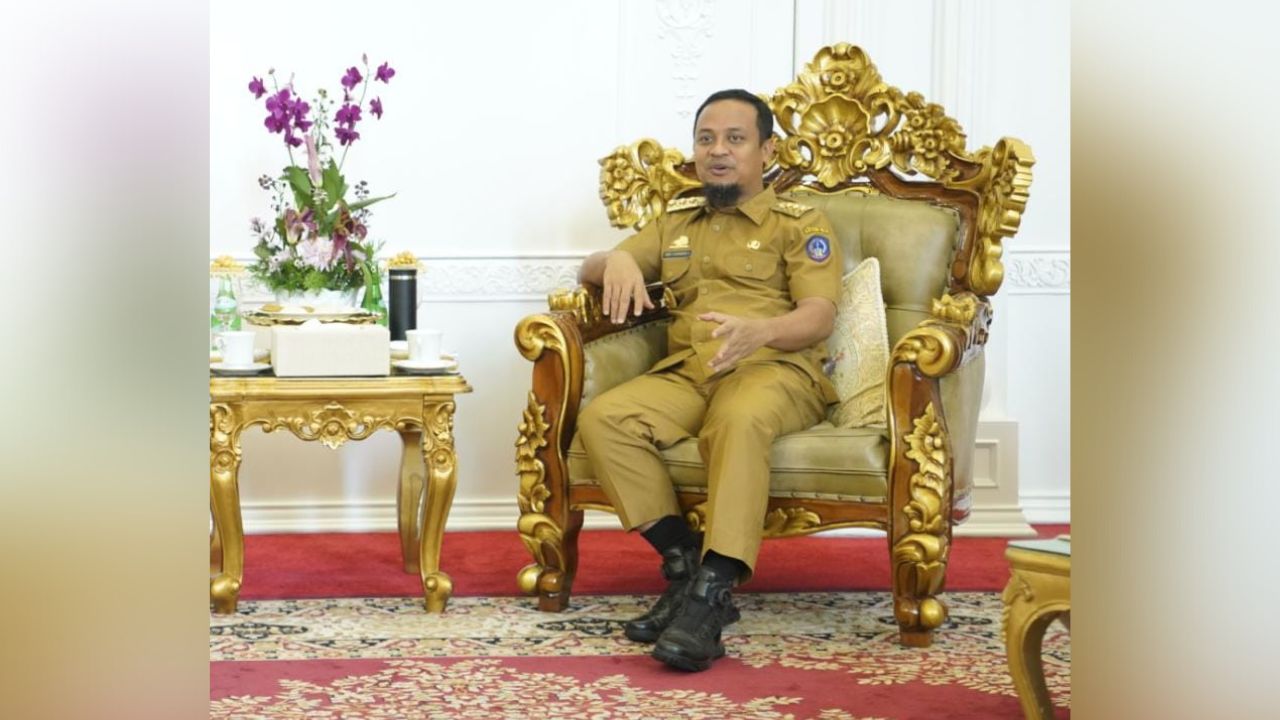 Dukung Produk Dalam Negeri, Gubernur Andi Sudirman Kenakan Sepatu Brand Lokal