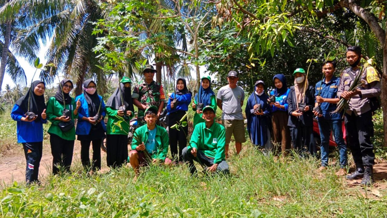 KKN UIN Alauddin Makassar dan IAI Al-Amanah Jeneponto Lakukan Konservasi Alam di Desa Tino