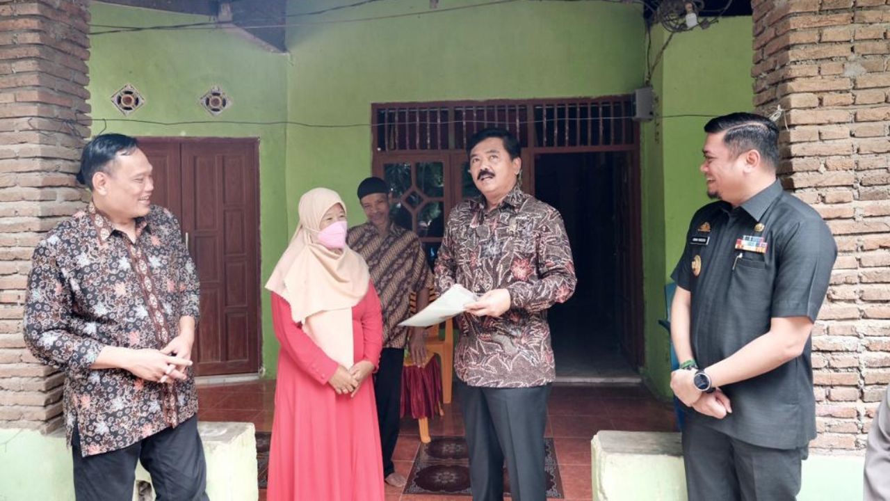 15 Warga Bajeng Terima Sertifikat Tanah, Desember 2022 Target Rampung 18.000 Bidang 2 15 Warga Bajeng Terima Sertifikat Tanah, Desember 2022 Target Rampung 18.000 Bidang