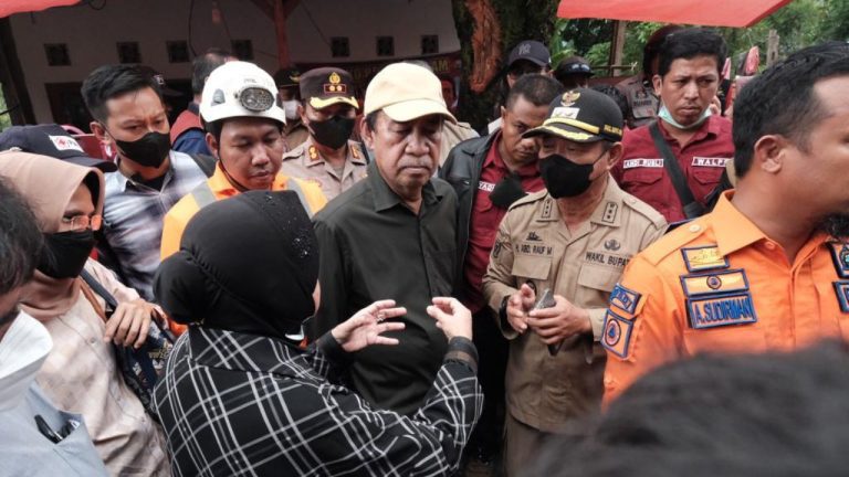 Mensos RI, Gubernur Sulsel & Wabup Gowa Pantau Titik Longsor di Parangloe 5 Mensos RI, Gubernur Sulsel & Wabup Gowa Pantau Titik Longsor di Parangloe