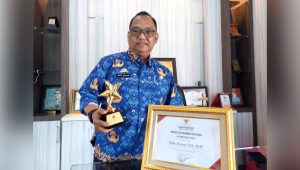 Hasan Sijaya Terima Penghargaan Tertinggi dari Perpusnas