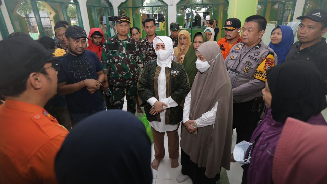 Ketua PKK Makassar Kunjungi & Beri Bantuan kepada Korban Terdampak Banjir di Manggala