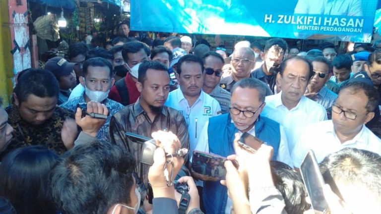 Tinjau Harga di Pasar Pabaeng-baeng, Mendag Zulkifli Apresiasi Pengendalian Harga di Makassar 9 Tinjau Harga di Pasar Pabaeng-baeng, Mendag Zulkifli Apresiasi Pengendalian Harga di Makassar