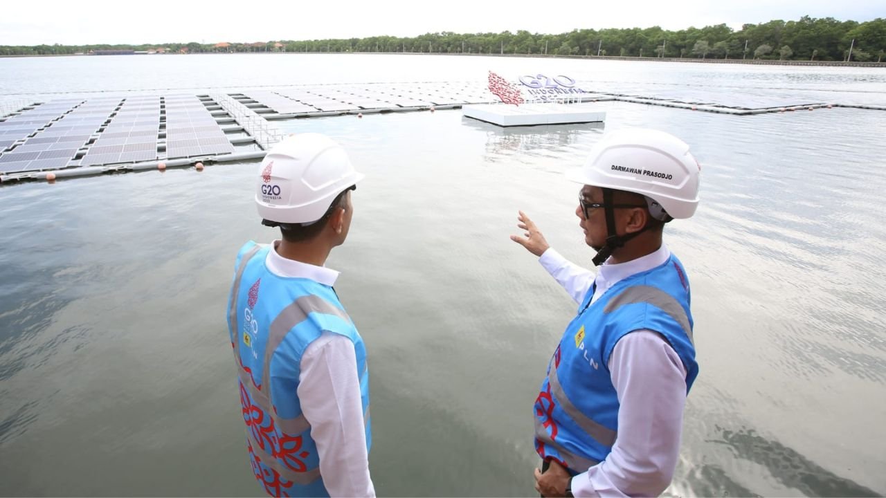 Jelang KTT G20, Menko Luhut Resmikan PLTS Terapung Milik PLN di Nusa Dua Bali