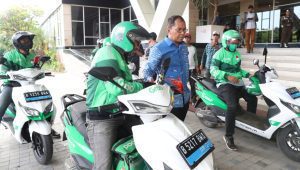 Konsisten Menggunakan Ojol, Danny Naik Grab Menuju Lokasi Rakernis
