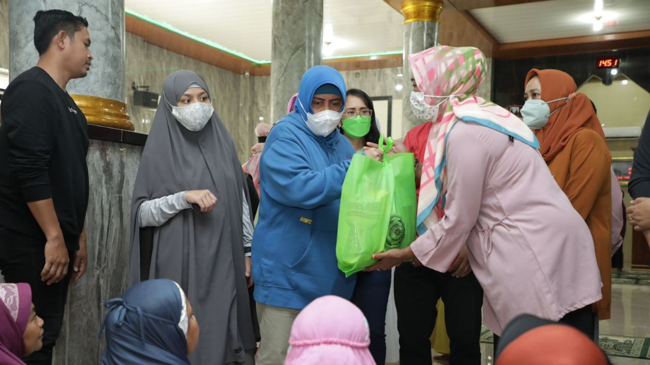 Kunjungi Korban Terdampak Banjir Kelurahan Laikang, Ketua PKK Makassar Berikan Bantuan