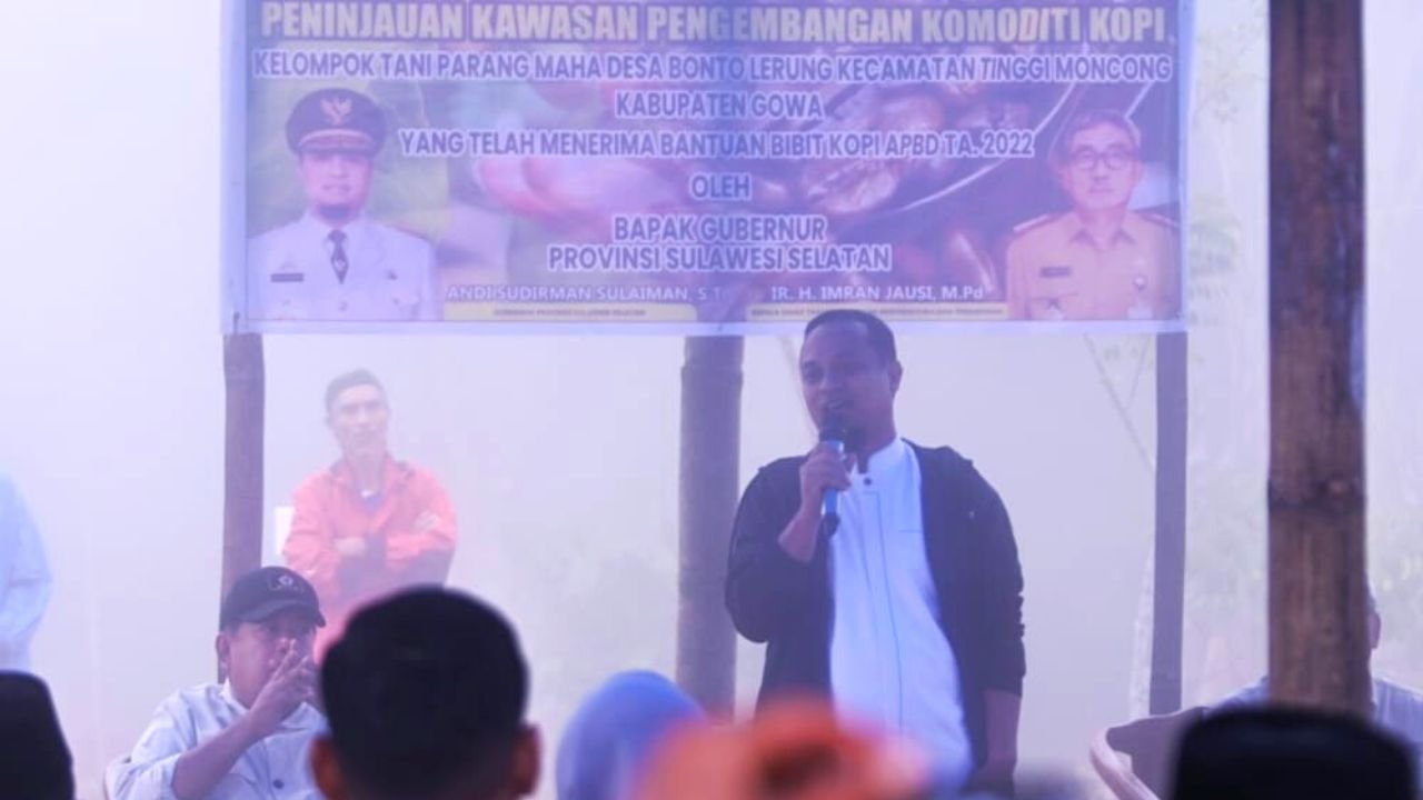 Diselimuti Kabut, Gubernur Andi Sudirman Tanam Bibit Kopi Bareng Warga Gowa di Topidi