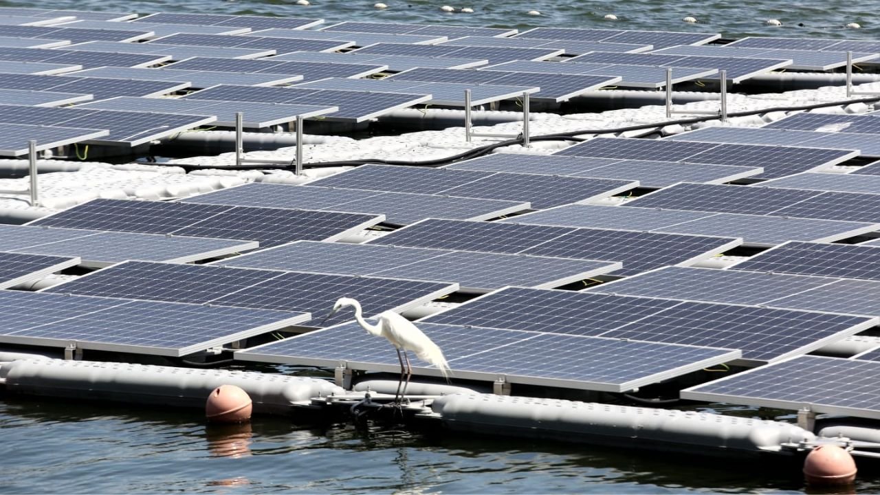 Jelang KTT G20, Menko Luhut Resmikan PLTS Terapung Milik PLN di Nusa Dua Bali