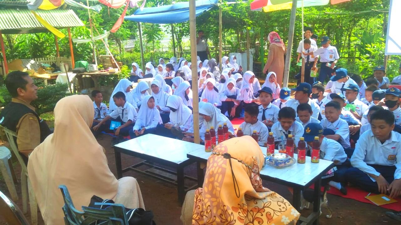 SMPN 19 Makassar Belajar Menanam Ubi Kayu di Birma Edupark