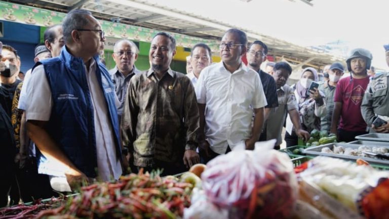 Mendag RI-Gubernur Sulsel Monitoring Harga dan Stok Bahan Pokok di Pasar Pa’baeng-baeng 8 Mendag RI-Gubernur Sulsel Monitoring Harga dan Stok Bahan Pokok di Pasar Pa’baeng-baeng