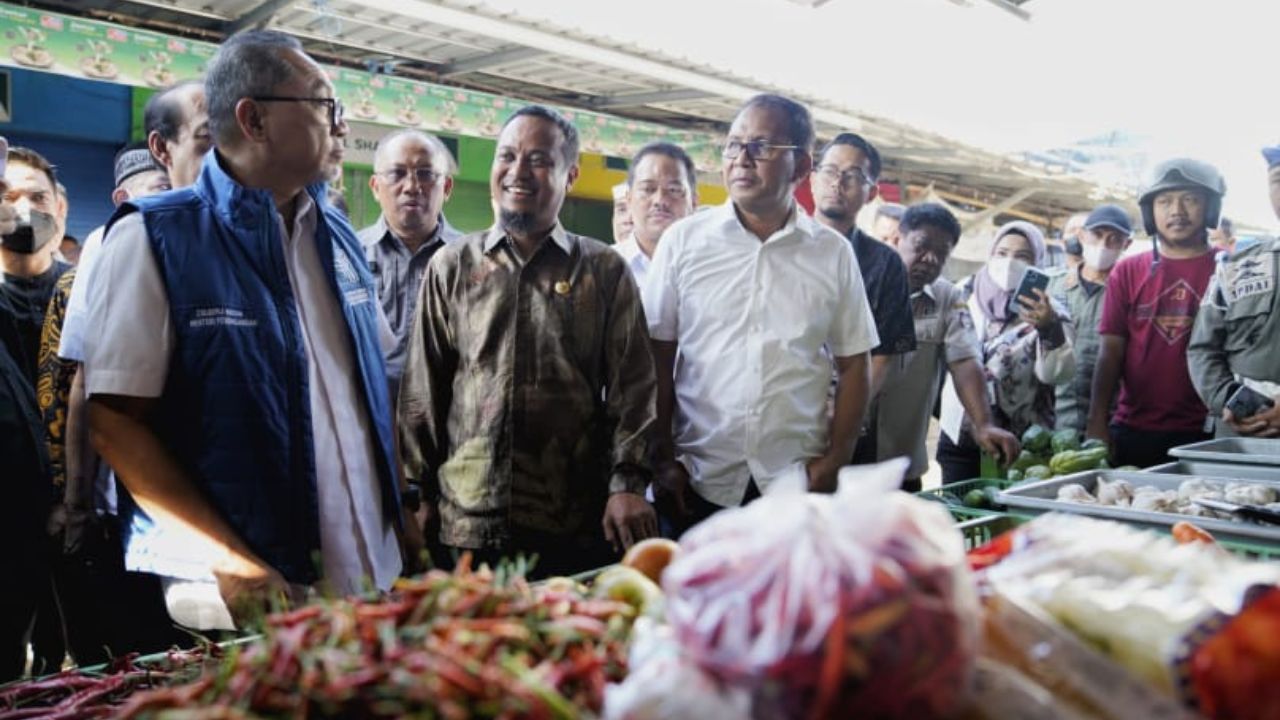 Mendag RI-Gubernur Sulsel Monitoring Harga dan Stok Bahan Pokok di Pasar Pa’baeng-baeng