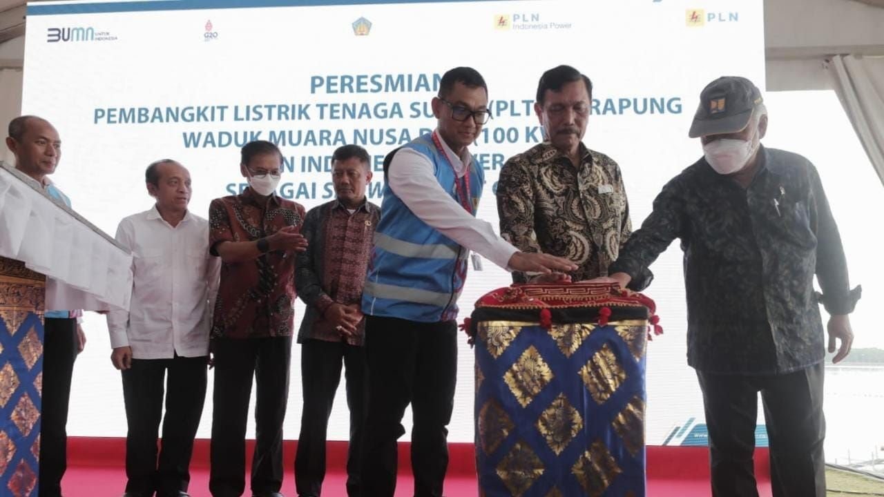 Jelang KTT G20, Menko Luhut Resmikan PLTS Terapung Milik PLN di Nusa Dua Bali