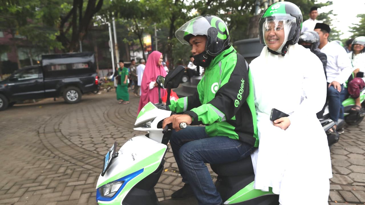Jamaah Shalat Subuh Serentak Naik Ojol ke Anjungan 2 Jamaah Shalat Subuh Serentak Naik Ojol ke Anjungan