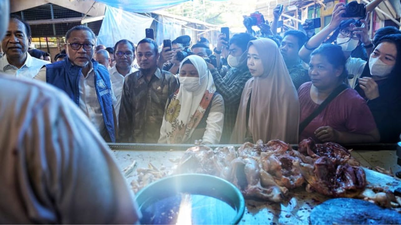 Mendag RI-Gubernur Sulsel Monitoring Harga dan Stok Bahan Pokok di Pasar Pa’baeng-baeng 2 Mendag RI-Gubernur Sulsel Monitoring Harga dan Stok Bahan Pokok di Pasar Pa’baeng-baeng