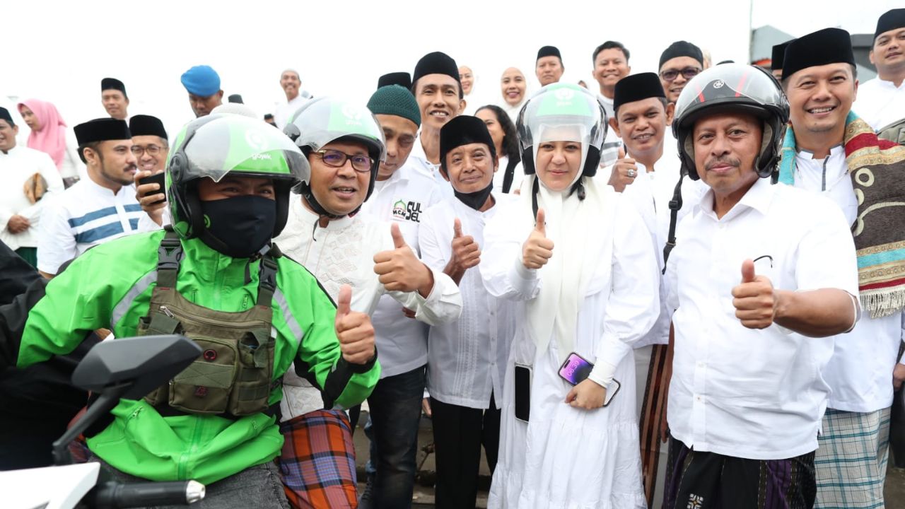 Jamaah Shalat Subuh Serentak Naik Ojol ke Anjungan