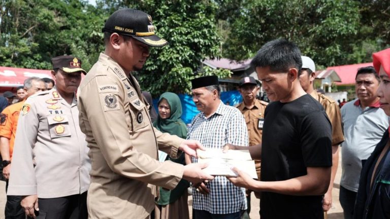 Pemkab Gowa Serahkan Bantuan Kepada Ahli Waris & Masyarakat Terdampak Bencana Longsor 4 5 20221122 083858 0004