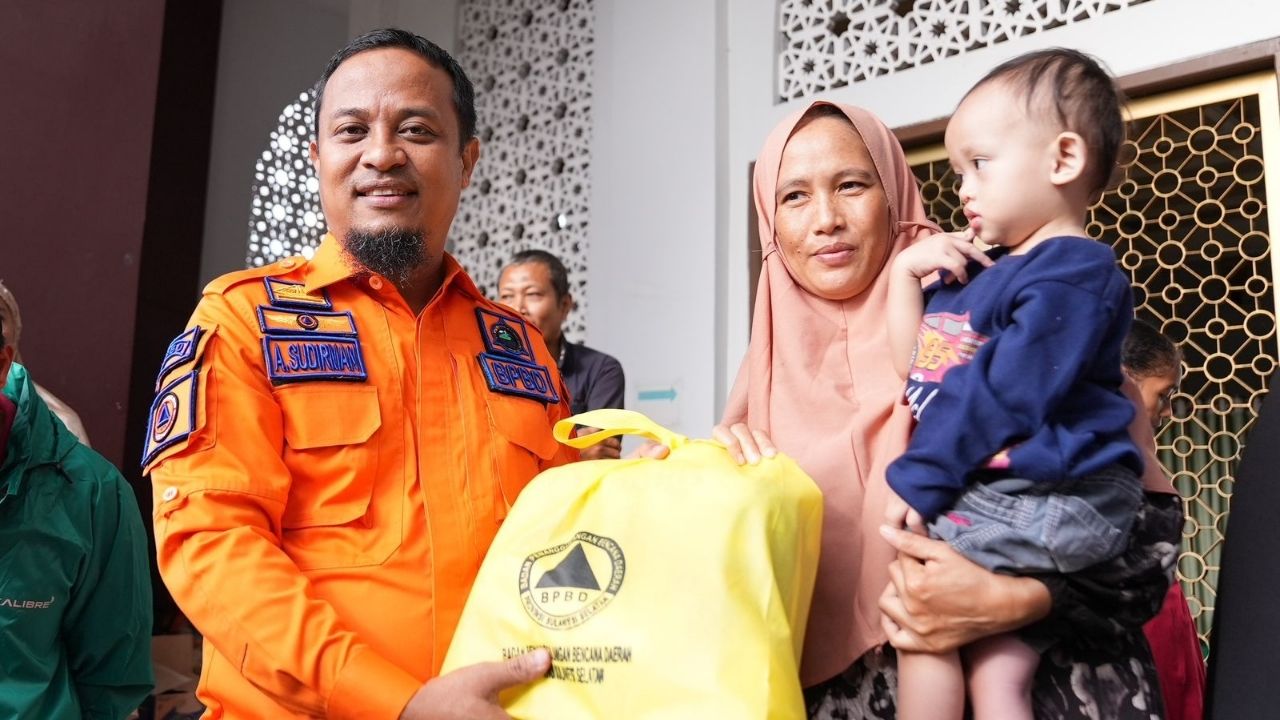 Gubernur Andi Sudirman Tinjau dan Bawa Bantuan Korban Banjir di Biringkanaya