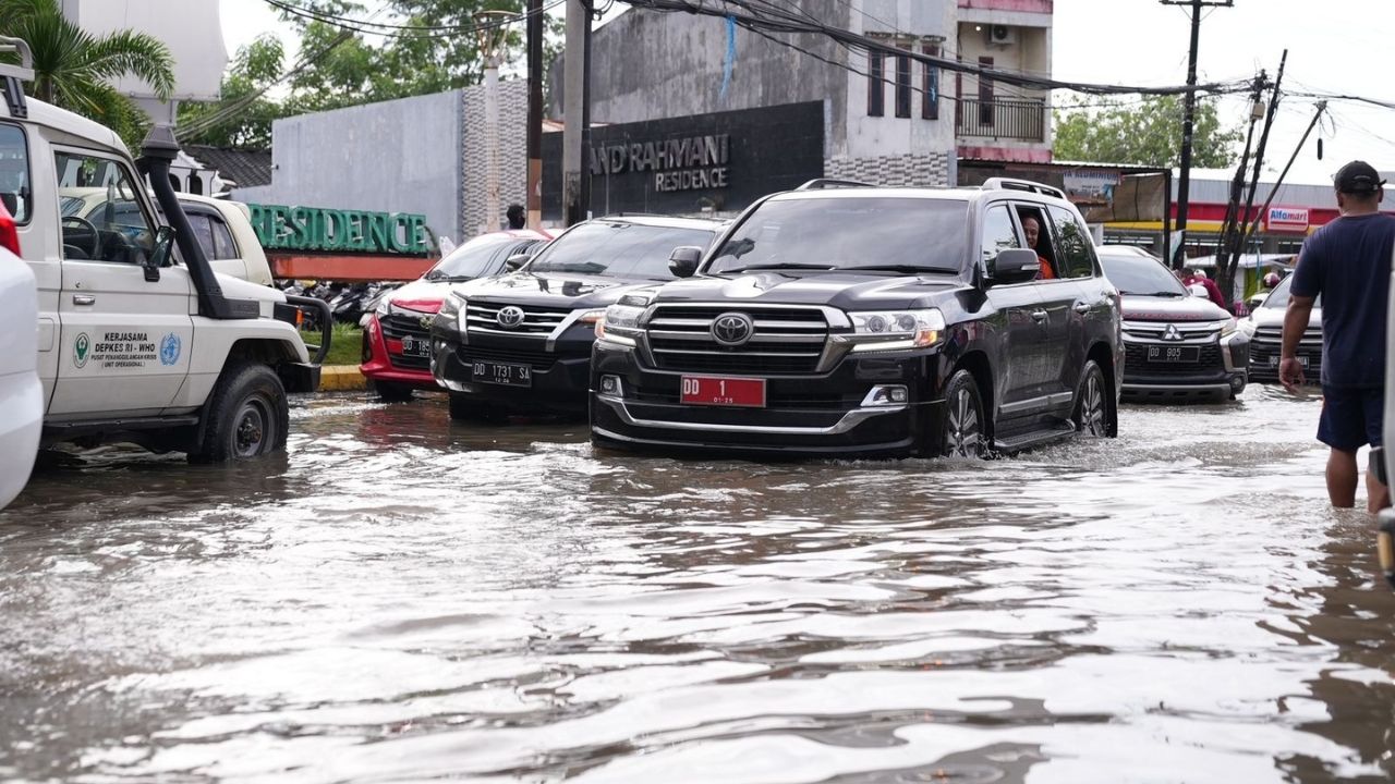 Gubernur Andi Sudirman Tinjau dan Bawa Bantuan Korban Banjir di Biringkanaya