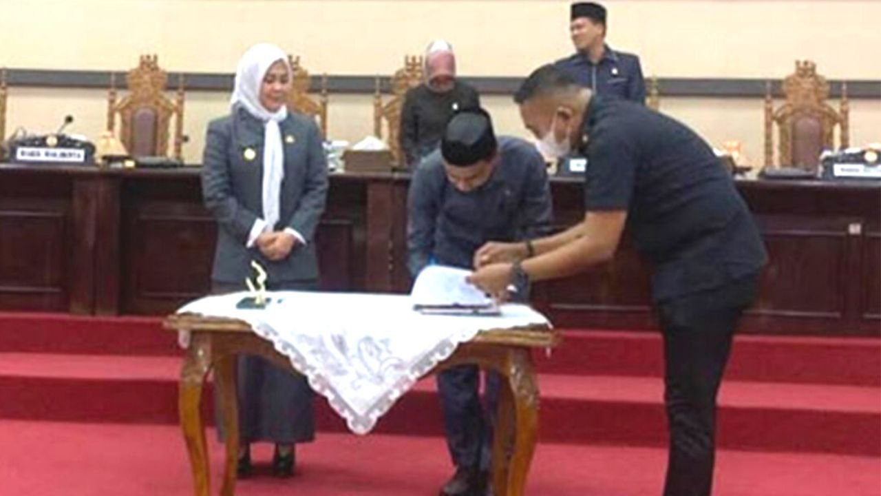 DPRD Kota Makassar Sahkan Ranperda Perlindungan Guru