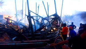 Imam Muzakkar Bantu Korban Kebakaran di Biring Romang