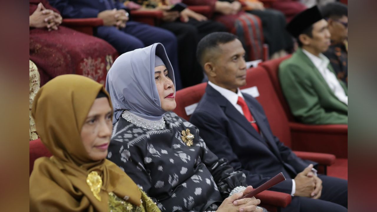 Ibunda Kepala Bapenda Dikukuhkan Sebagai Profesor, Indira Yusuf Ismail Sampaikan Selamat