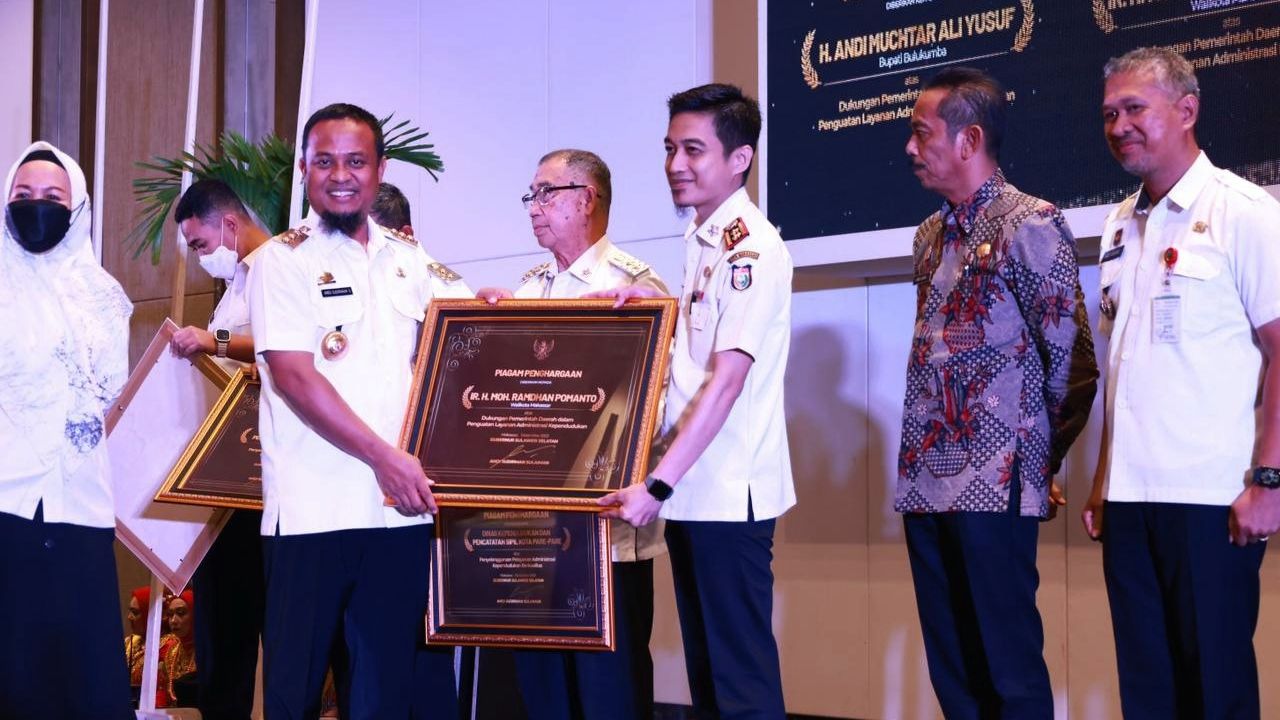 Pemkot Makassar Terima Penghargaan dari Disdukcapil Sulsel
