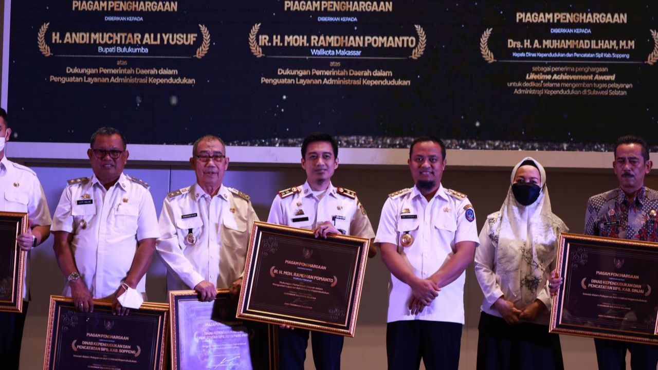 Pemkot Makassar Terima Penghargaan dari Disdukcapil Sulsel 2 Pemkot Makassar Terima Penghargaan dari Disdukcapil Sulsel