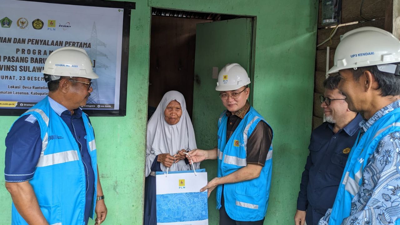 Wujudkan Energi Berkeadilan di Sulawesi Tenggara, 1.046 Keluarga Kini Nikmati Listrik PLN dari Pemerintah