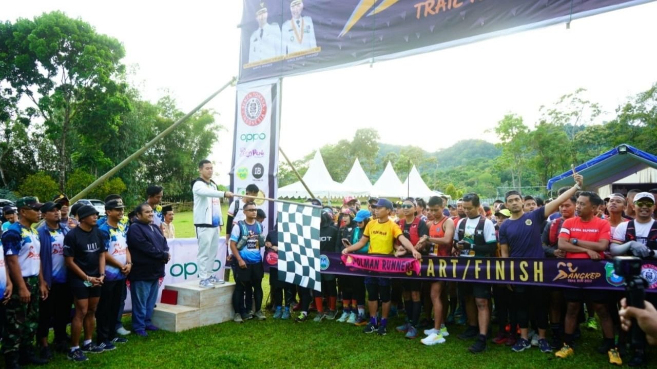 Bupati Pangkep Lepas Ratusan Pelari Trail Run Tompo Bulu