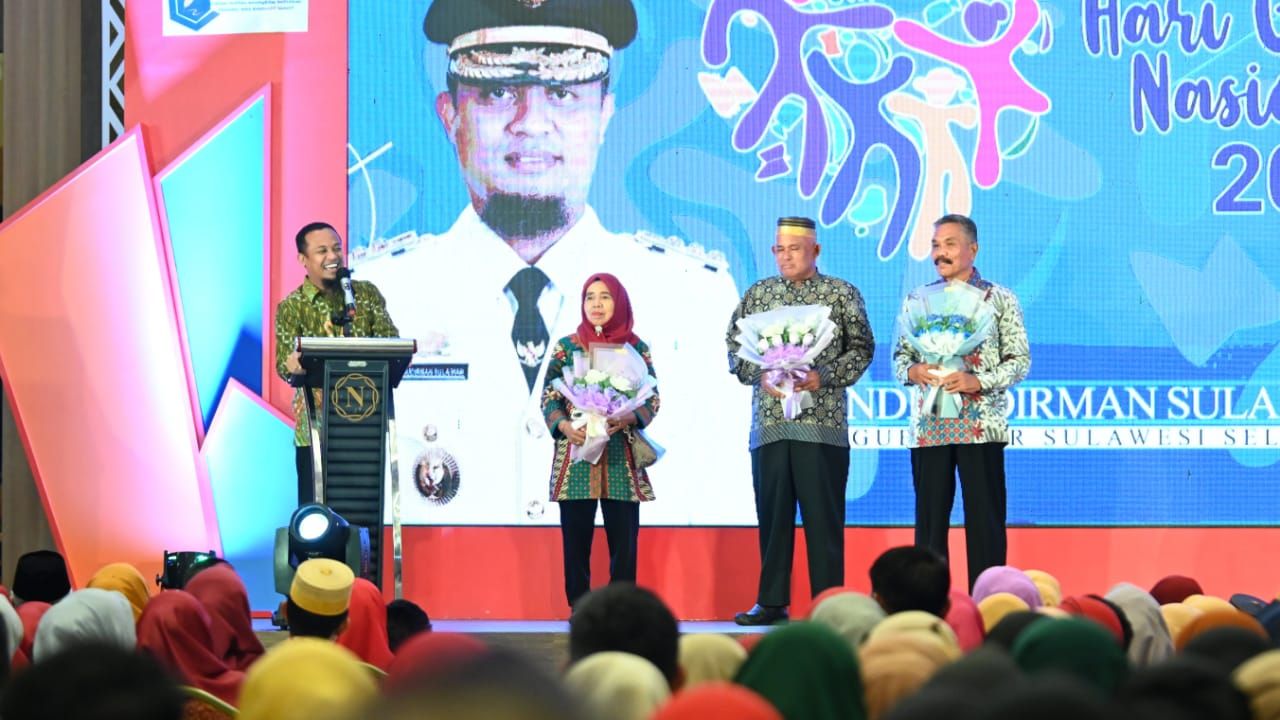 Ketemu Guru Semasa Sekolah, Gubernur Andi Sudirman Beri Hadiah Umrah 2 Ketemu Guru Semasa Sekolah, Gubernur Andi Sudirman Beri Hadiah Umrah
