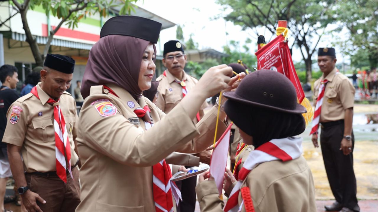 Diguyur Hujan, Fatmawati Rusdi Semangati Peserta Lomba LT II Kwartir Panakukkang
