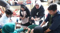 Srikandi Pemkot Makassar, Indira-Fatma Masak 600 Paket Makanan untuk Pengungsi Banjir di Katimbang