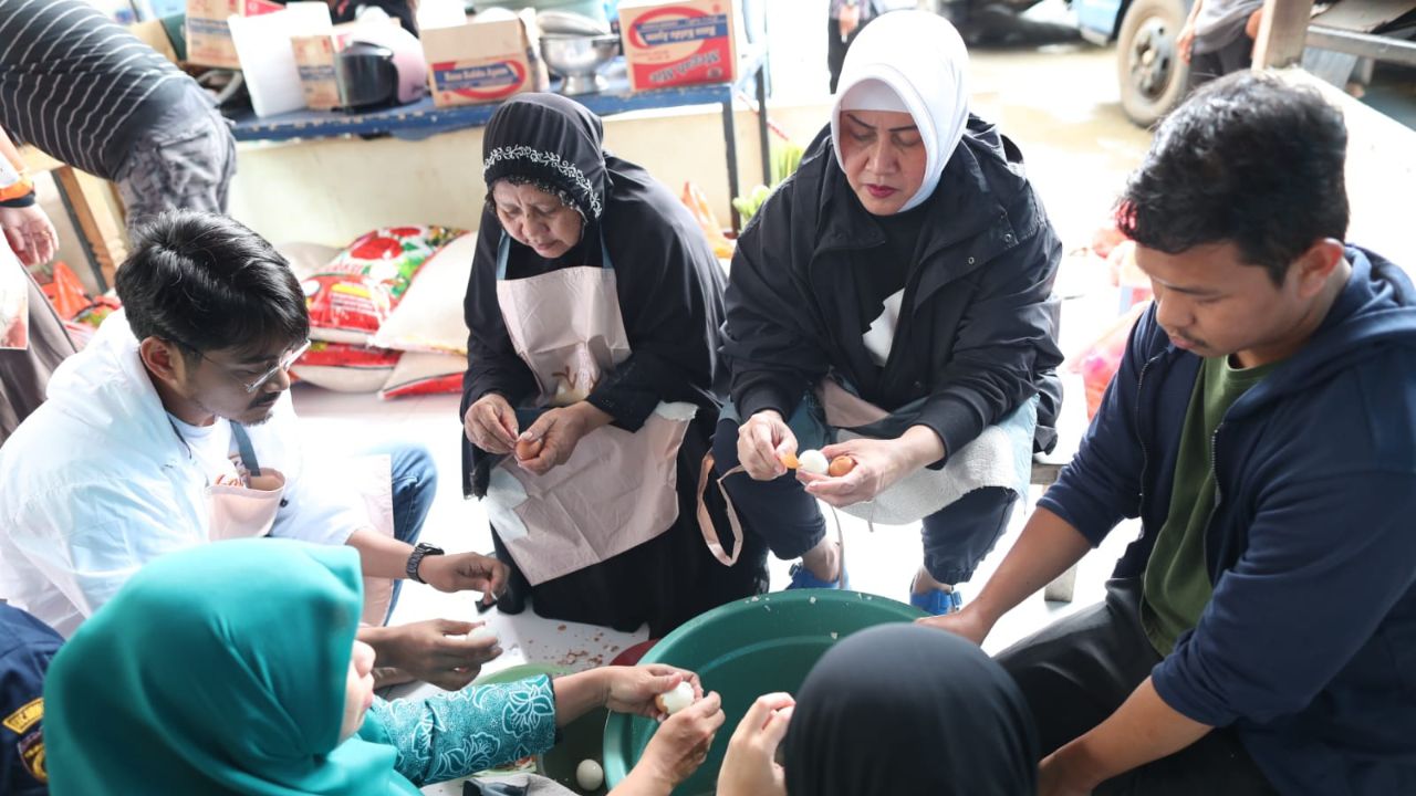 Ketua TP PKK Kota Makassar bersama Wawali Makassar Kunjungi Posko Pengungsi Banjir di Katimbang