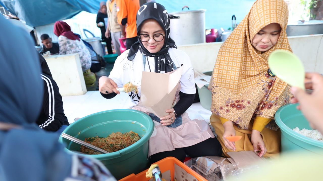 Srikandi Pemkot Makassar, Indira-Fatma Masak 600 Paket Makanan untuk Pengungsi Banjir di Katimbang 2 Ketua TP PKK Kota Makassar bersama Wawali Makassar Kunjungi Posko Pengungsi Banjir di Katimbang