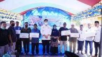 BUPATI PANGKEP BAGIKAN 77.695KG BIBIT RUMPUT LAUT UNTUK KELOMPOK TANI
