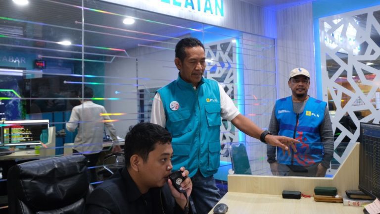 Pastikan Kesiapan Petugas Jelang Nataru, Manajemen PLN UID Sulselrabar Kunjungi Posko Siaga 7 Pastikan Kesiapan Petugas Jelang Nataru, Manajemen PLN UID Sulselrabar Kunjungi Posko Siaga