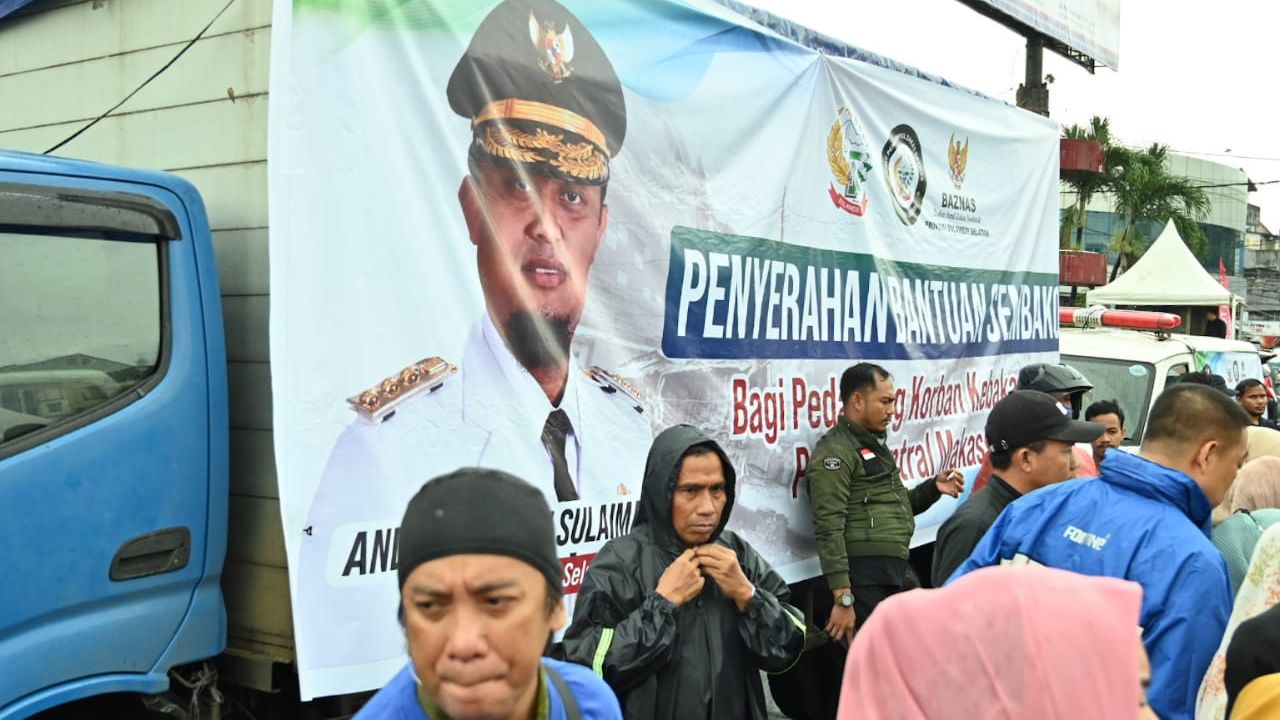 Gubernur Andalan Serahkan Bantuan Logistik untuk Korban Kebakaran Pemilik 931 Lapak Pasar Sentral