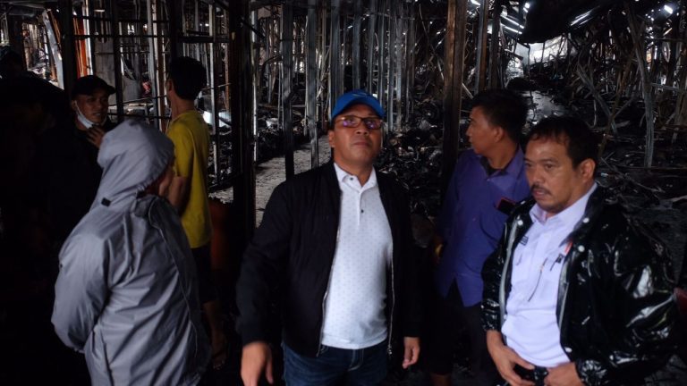 Danny Pomanto Janji Beri Solusi Pedagang yang Terkena Musibah Kebakaran di Pasar Sentral 7 Kunjungi Pasar Sentral, Danny Pomanto Intruksikan Bangun Lapak Sementara Pasca Kebakaran