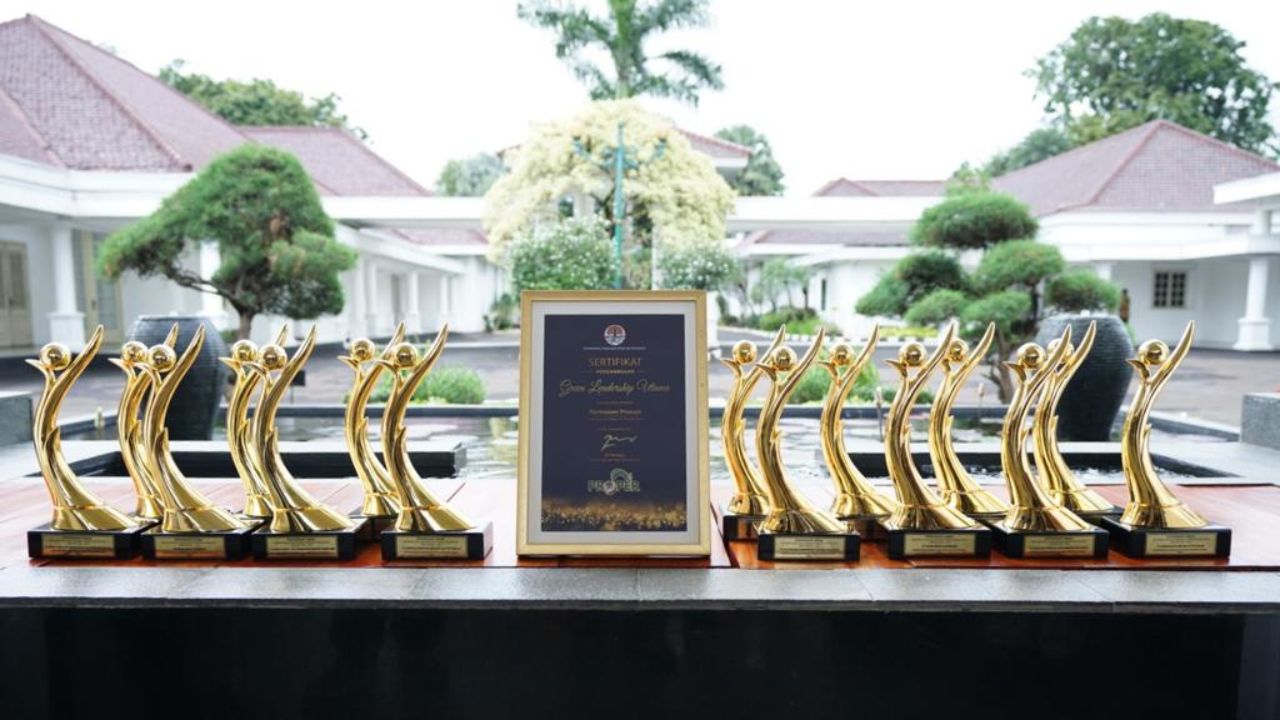 Terbaik Sepanjang Sejarah, PLN Raih 15 Penghargaan Proper Emas & CEO Green Leadership Utama 2 Terbaik Sepanjang Sejarah, PLN Raih 15 Penghargaan Proper Emas & CEO Green Leadership Utama