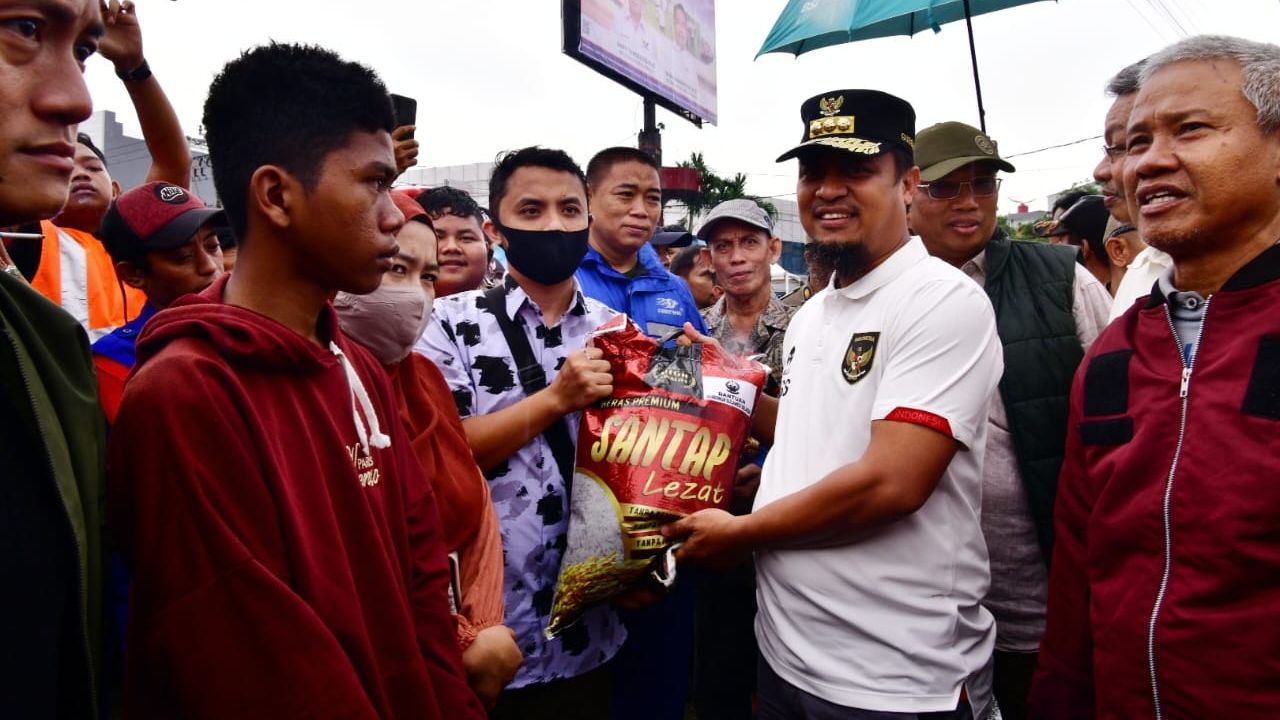 Gubernur Andalan Serahkan Bantuan Logistik untuk Korban Kebakaran Pemilik 931 Lapak Pasar Sentral 3 Gubernur Andalan Serahkan Bantuan Logistik untuk Korban Kebakaran Pemilik 931 Lapak Pasar Sentral