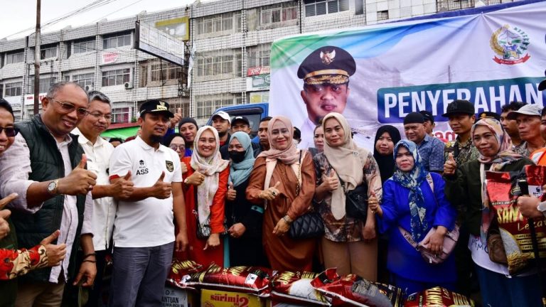 Gubernur Andalan Serahkan Bantuan Logistik untuk Korban Kebakaran Pemilik 931 Lapak Pasar Sentral 9 Gubernur Andalan Serahkan Bantuan Logistik untuk Korban Kebakaran Pemilik 931 Lapak Pasar Sentral