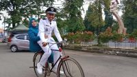 Unik, Kades Mattiro Ujung Pilih Naik Sepeda Ontel Saat Hadiri Pelantikan